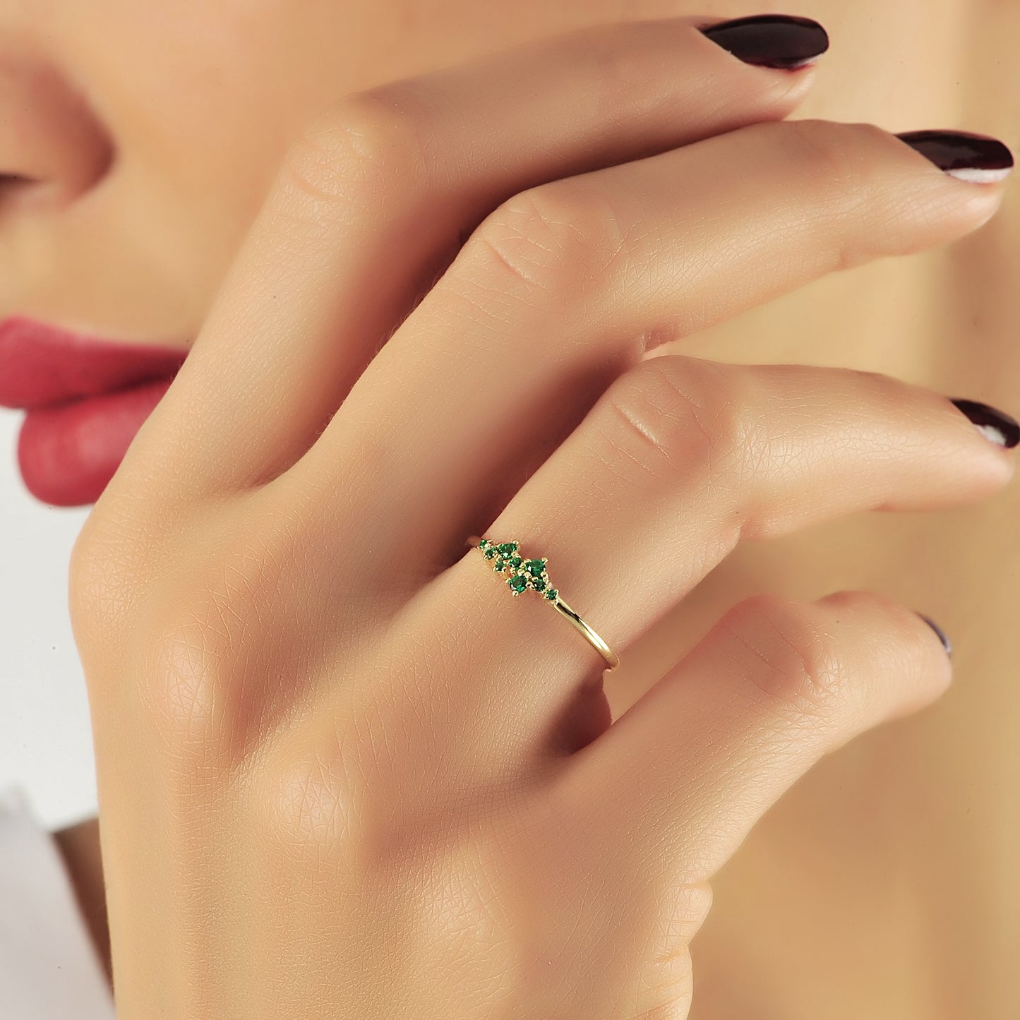 Cluster Ronde Groene Smaragd Diamanten Ring Speciale Gelegenheden, Handgemaakte Gebogen Zwarte Diamant Aangepaste Minimalistische Ontwerprp