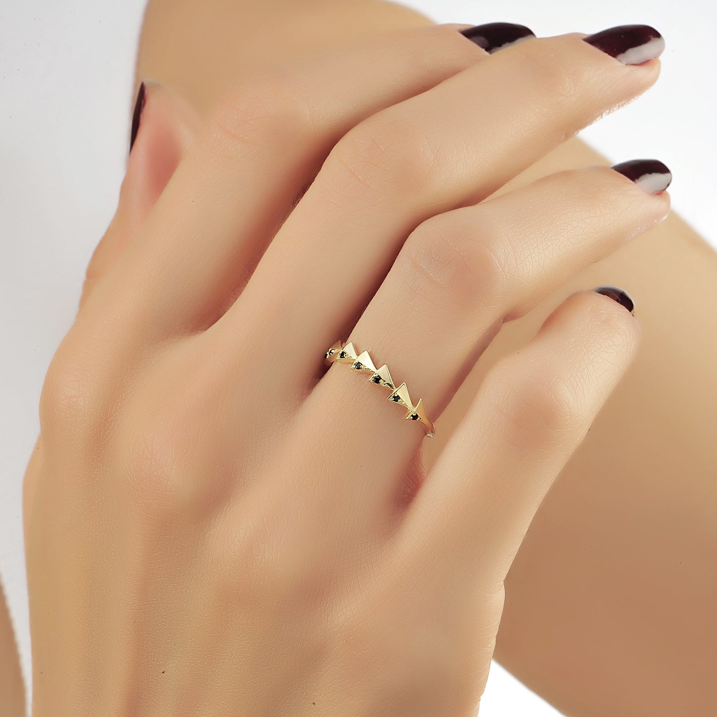 Driehoek Vormige Halve Eeuwigheid Ring, Driehoek Cluster Zwarte Diamanten Ring, Handgemaakte 14k Gouden Gebogen Golvende Ring