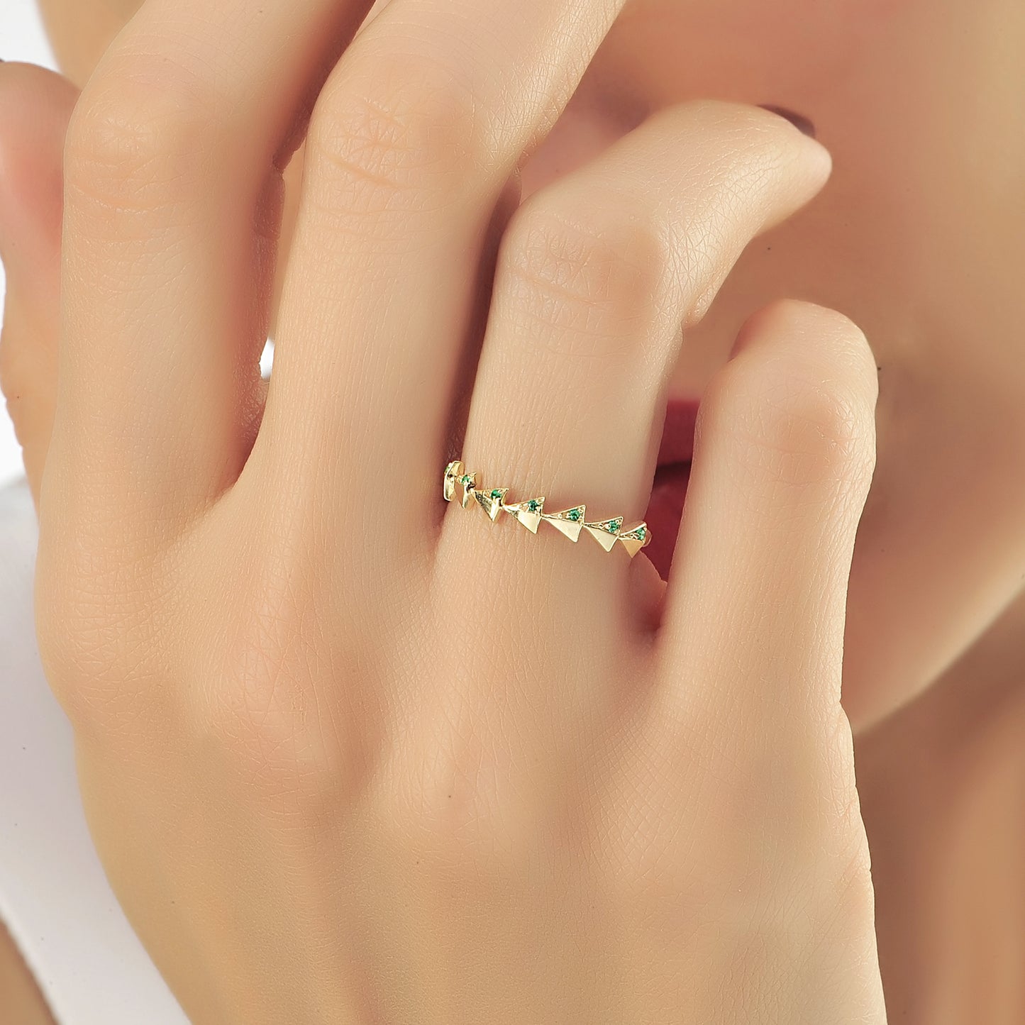 Driehoek Vormige Halve Eeuwigheid Ring, Driehoek Cluster Groene Smaragd Diamanten Ring, Handgemaakte 14k Gouden Gebogen Golvende Ring