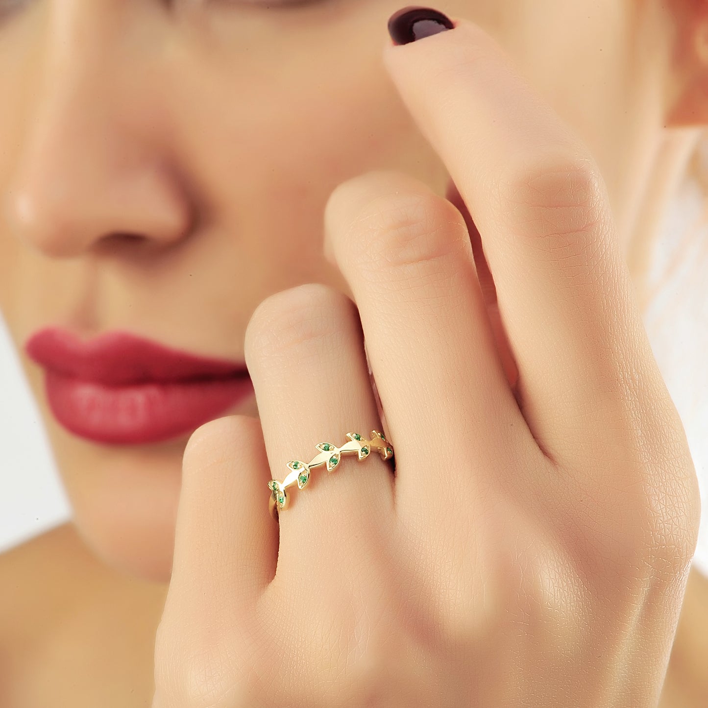 De Vliegende Vlinderring, Handgemaakte 14k 18k Massief Gouden Vleugelvormige Ring Met Groene Smaragd Diamanten Halve Eeuwigheid