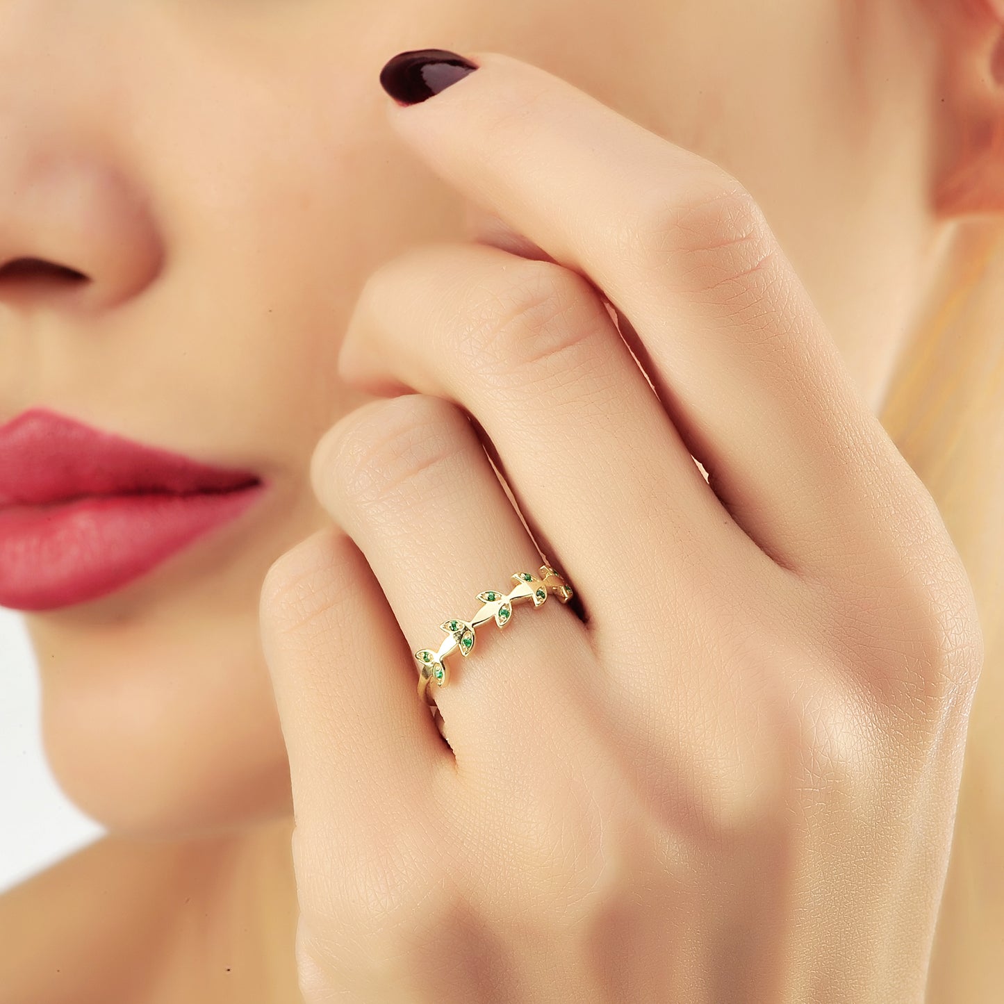 De Vliegende Vlinderring, Handgemaakte 14k 18k Massief Gouden Vleugelvormige Ring Met Groene Smaragd Diamanten Halve Eeuwigheid