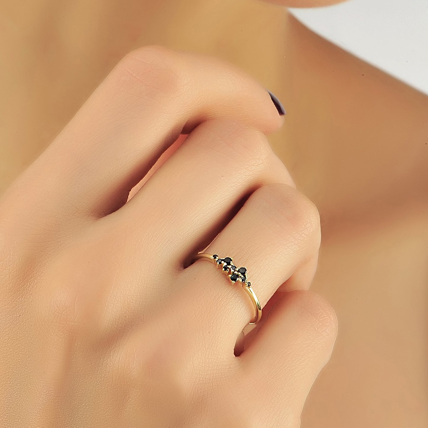 Cluster Ronde Zwarte Diamanten Ring Speciale Gelegenheden, Handgemaakte Gebogen Zwarte Diamant Aangepaste Minimalistische Ontwerprp